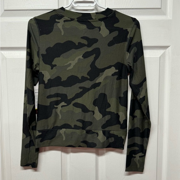 NWT Camo Old Navy Active Workout Top - Picture 2 of 6